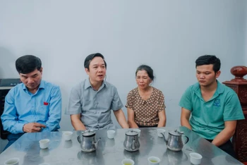 Chủ tịch Ủy ban nhân dân tỉnh Ninh Bình Phạm Quang Ngọc đến chia buồn, động viên gia đình có thân bị nạn. (Ảnh: YẾN TRINH)
