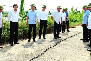 Đồng chí Trần Song Tùng - Phó Chủ tịch Ủy ban nhân dân tỉnh Ninh Bình, Phó Trưởng Ban Thường trực Ban Chỉ huy Phòng, chống thiên tai và Tìm kiếm cứu nạn tỉnh kiểm tra điểm xung yếu trên tuyến đê Bình Minh 3, huyện Kim Sơn. 