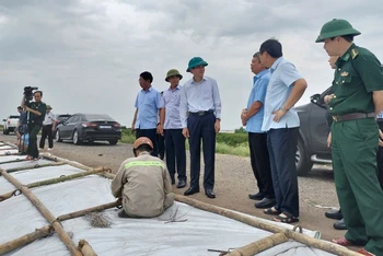 Bí thư Tỉnh ủy Ninh Bình Đoàn Minh Huấn kiểm tra thực tế một số vị trí trên tuyến đê Bình Minh 4, huyện Kim Sơn.