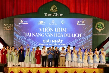 Ban tổ chức trao giải Nhất cho hai đội Nhã nhạc cung đình và Hội An.