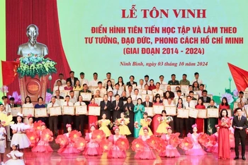 21 tập thể, 44 cá nhân điển hình tiên tiến được tôn vinh và biểu dương tại buổi lễ.