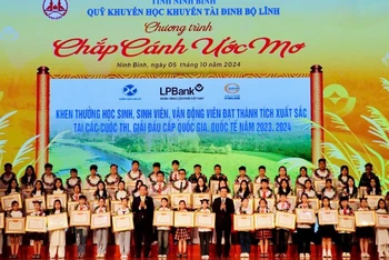 Các đồng chí lãnh đạo tỉnh trao thưởng cho các học sinh, sinh viên là con em của tỉnh đạt thành tích xuất sắc năm 2024.