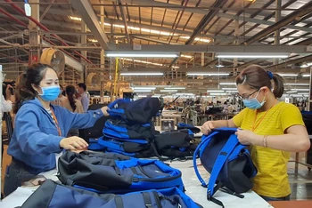 Công nhân công ty chuyên sản xuất ba-lô trên địa bàn thị xã Phú Mỹ trong giờ sản xuất. (Ảnh: Báo BR-VT).