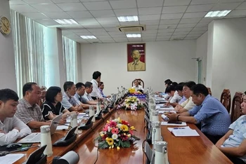 Đồng chí Đặng Minh Thông, Phó Chủ tịch Ủy ban nhân dân tỉnh Bà Rịa-Vũng Tàu họp bàn với lãnh đạo Sở Y tế và lãnh đạo hai bệnh viện.
