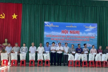 Bộ Tư lệnh Vùng Cảnh sát biển 3, Ban Dân vận Tỉnh ủy Bà Rịa-Vũng Tàu, Huyện ủy Đất Đỏ trao quà cho gia đình chính sách, ngư dân có hoàn cảnh khó khăn. 