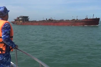 Dẫn giải tàu số hiệu HP-4251 vận chuyển khoảng 100m3 cát không rõ nguồn gốc về tới cảng Hải đội 301, thành phố Vũng Tàu. 