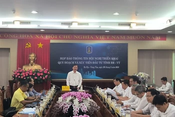 Đồng chí Nguyễn Công Vinh, Phó Chủ tịch Ủy ban nhân tỉnh chủ trì buổi họp báo.