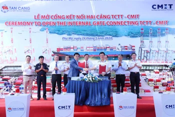 Các đại biểu thực hiện nghi thức mở cổng cảng TCTT và CMIT.