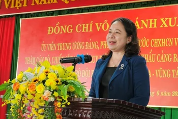 Phó Chủ tịch nước Võ Thị Ánh Xuân biểu dương thành tích của Ban Chỉ huy Biên phòng cửa khẩu cảng tỉnh Bà Rịa-Vũng Tàu.