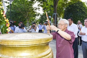 Tổng Bí thư Nguyễn Phú Trọng thắp hương tri ân Anh hùng liệt sĩ Võ Thị Sáu tại huyện Đất Đỏ.