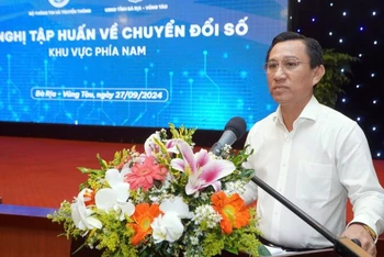 Giám đốc Sở Thông tin và Truyền thông tỉnh Bà Rịa-Vũng Tàu Đỗ Hữu Hiền phát biểu tại hội nghị.