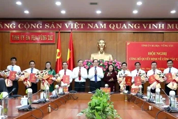 Thường trực Tỉnh ủy chúc mừng các đồng chí được điều động, bổ nhiệm các vị trí quan trọng.