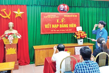 Học sinh Trường THPT Việt Yên số 1 đọc lời tuyên thệ tại Lễ Kết nạp đảng viên.
