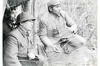 Thiếu tướng Nguyễn Nam Khánh (sau là Thượng tướng, ngoài cùng bên trái) thăm và kiểm tra trận địa tại biên giới phía bắc năm 1983.