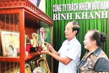 Công ty TNHH Bình Khánh, ông Nguyễn Thanh Bình và bà Phạm Thị Khánh được tặng thưởng nhiều danh hiệu, cúp, bằng khen, giấy khen.