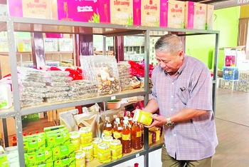 Các sản phẩm của Hợp tác xã sản xuất và tiêu thụ dược liệu Yên Sơn (thành phố Tam Điệp, tỉnh Ninh Bình) tăng mạnh về số lượng bán ra thị trường nhờ thực hiện truy xuất nguồn gốc. Ảnh | HÀ AN