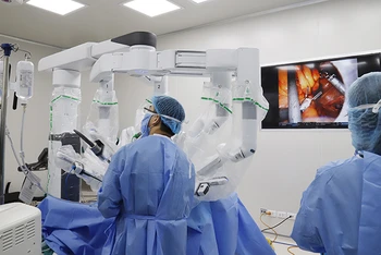 Phẫu thuật nội soi với hệ thống Robot Da Vinci Xi cho người bệnh ung thư tại Bệnh viện K. Ảnh | TRẦN HẢI