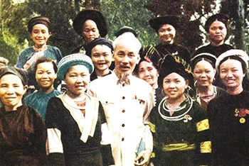 Bác Hồ và phụ nữ các dân tộc thiểu số Việt Bắc. Nguồn | Ủy ban Dân tộc