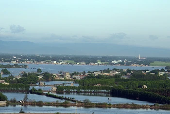 Một góc đầm Thị Nại, hạ nguồn sông Côn từng ghi huyền tích giải cứu công chúa Huyền Trân. 