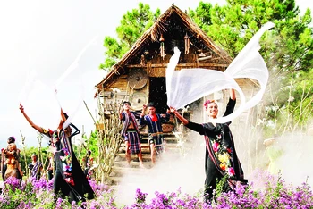 Trình diễn thời trang lụa và thổ cẩm bên Hồ Xuân Hương (Đà Lạt). 