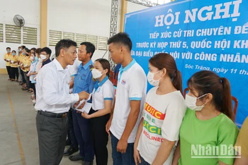 Đồng chí Lâm Văn Mẫn tặng quà cho công nhân, người lao động tại KCN An nghiệp, tỉnh Sóc Trăng.