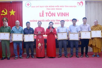 Lãnh đạo Tỉnh ủy, UBND tỉnh trao bằng khen cho các cá nhân tiểu biểu trong hiến máu tình nguyện.