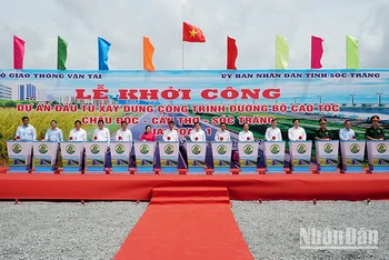 Phó Thủ tướng Lê Minh Khái cùng lãnh đạo các bộ, ngành và địa phương thực hiện nghi thức khởi công.
