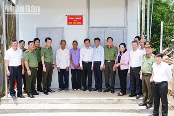 Lãnh đạo Bộ Công an và tỉnh Sóc Trăng trao căn nhà tình thương đầu tiên cho hộ nghèo dân tộc Khmer.