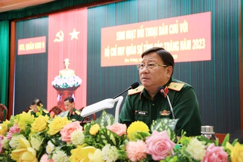 Thiếu tướng Nguyễn Văn Tiền, Phó Tư lệnh Quân khu 9 phát biểu tại buổi đối thoại.