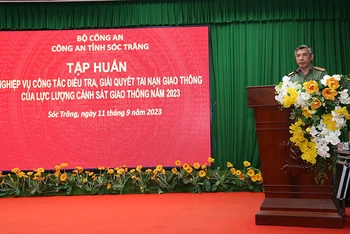 Đại tá Huỳnh Hoài Hận, Phó Giám đốc Công an tỉnh Sóc Trăng, phát biểu tại lễ khai giảng.