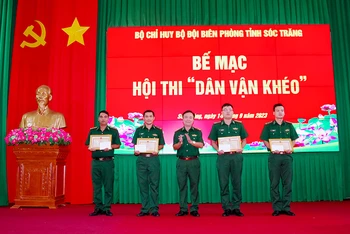 Đại tá Nguyễn Trìu Mến, Chính ủy Bộ đội Biên phòng tỉnh Sóc Trăng tặng giấy khen cho các đội đạt giải cao tại hội thi.