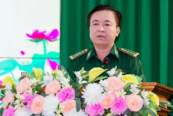 Đại tá Nguyễn Trìu Mến, Bí thư Đảng ủy, Chính ủy Bộ đội Biên phòng tỉnh Sóc Trăng phát biểu tại Hội nghị.