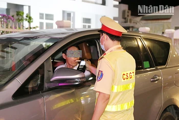 Cảnh sát giao thông Sóc Trăng thực hiện đo nồng độ cồn chủ phương tiện điều khiển ô-tô.