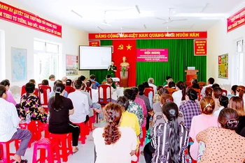 Quang cảnh buổi tuyên truyền tại xã An Thạnh 3, huyện Cù Lao Dung. (Ảnh: Văn Long)