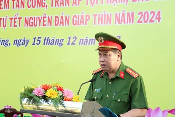 Đại tá Phan Văn Ứng - Phó Giám đốc Công an tỉnh Sóc Trăng phát lệnh ra quân