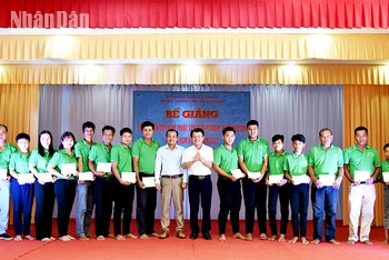 Trao giấy chứng nhận hoàn thành khóa học nghệ thuật Khmer cho các học viên.