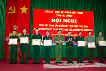Lãnh đạo Bộ Chỉ huy Bộ đội biên phòng tỉnh và Công an tỉnh Sóc Trăng trao Bằng khen cho các cá nhân.