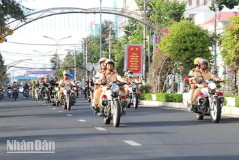 Lực lượng chức năng Sóc Trăng ra quân thực hiện cao điểm bảo đảm an toàn giao thông dịp Tết Nguyên đán Giáp Thìn 2024.