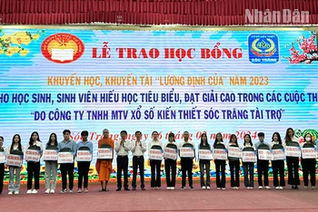 Trao học bổng Lương Định Của cho học sinh hiếu học tiêu biểu.