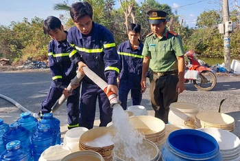 Hỗ trợ nước ngọt cho người dân vùng hạn. 