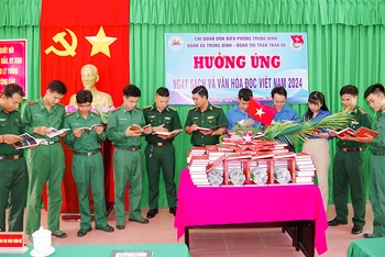 Giới thiệu sách cho cán bộ, chiến sĩ Biên phòng và đoàn viên thanh niên xã Trung Bình, thị trấn Trần Đề, huyện Trần Đề.