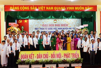 Các Ủy viên Ủy ban Mặt trận Tổ quốc Việt Nam huyện Mỹ Tú, nhiệm kỳ 2024 - 2029 ra mắt tại Đại hội.