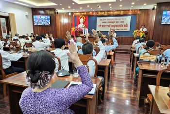 Đại biểu HĐND tỉnh Sóc Trăng biểu quyết 100% thông qua chủ trương khai thác cát biển.