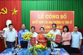 Phó Bí thư Thường trực Tỉnh ủy Sóc Trăng Hồ Thị Cẩm Đào trao quyết định cho các đồng chí Dương Sà Kha và Trần Văn Việt. 