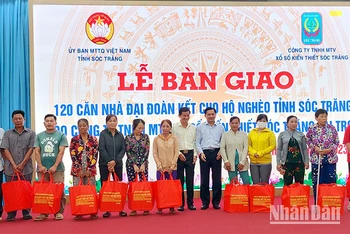 Ủy ban Mặt trận Tổ quốc Việt Nam tỉnh Sóc Trăng phối hợp Công ty Xổ số kiến thiết Sóc Trăng tặng 120 căn nhà cho hộ nghèo.