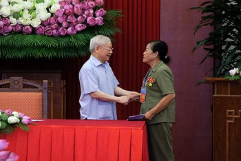 Bức ảnh quý của Anh hùng Lưu Nguyệt Hồng vinh dự được chụp cùng Tổng Bí thư Nguyễn Phú Trọng năm 2022.