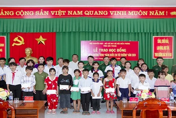 Trao học bổng cho các em học sinh trên địa bàn thị xã Vĩnh Châu.