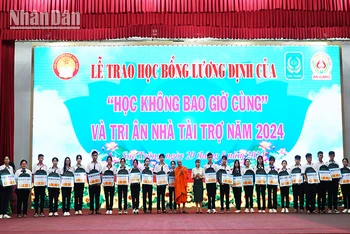 Quang cảnh lễ trao học bổng Lương Định Của năm 2024.