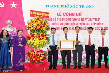 Lãnh đạo tỉnh Sóc Trăng trao Nghị quyết số 1105/NQ-UBTVQH15 của Quốc hội cho lãnh đạo Phường 1. 