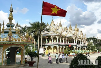 Chùa Sam Rong (Sóc Trăng) được trang hoàng thật lộng lẫy.